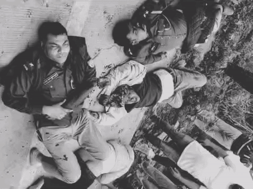 यह हादसे के तुरंत बाद की तस्वीर है। इसमें पुलिसकर्मी सड़क पर तड़पते हुए नजर आ रहे हैं।