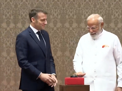 मोदी-मैक्रों टाटा-एयरबस की H125 लाइट यूटिलिटी हेलिकॉप्टर की लास्ट असेंबली लाइन का उद्घाटन करते हुए।