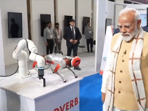 इवेंट में मौजूद AI स्टार्टअप फाउंडर्स ने PM मोदी को गेजेट्स की जानकारी दी।