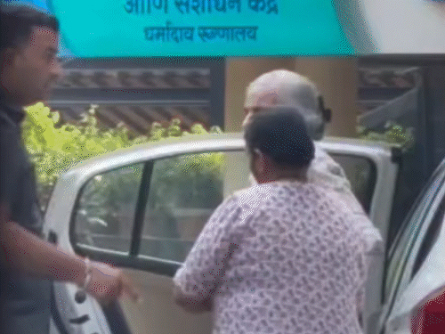 सलमान खान की मां और सलीम खान की पत्नी सलमा खान अस्पताल पहुंचीं।