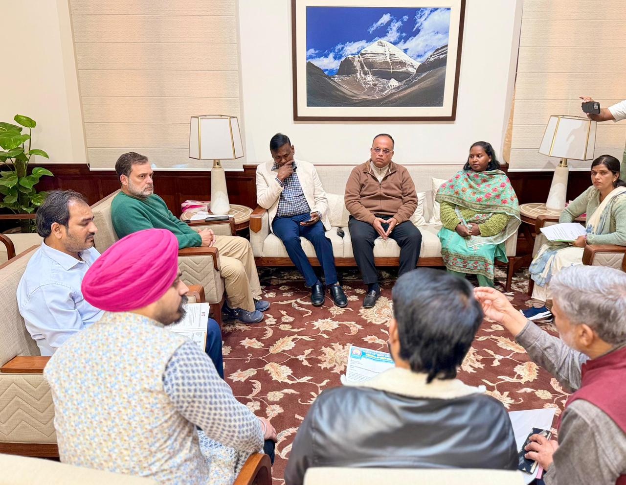 मुलाकात के दौरान राहुल ने गिग वर्कर्स की बात को ध्यान से सुना।