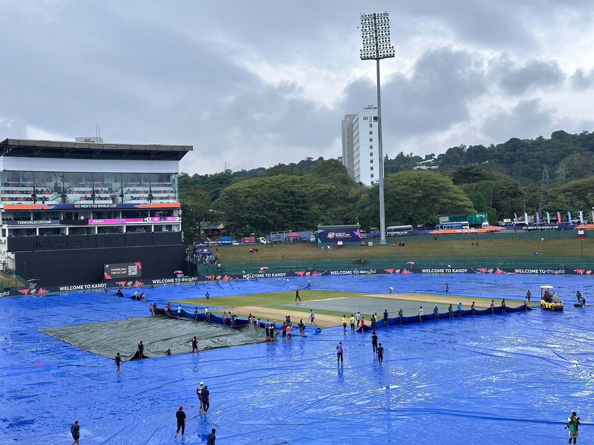पल्लेकेले में थोड़ी देर में लिए बारिश रुकी। कवर्स भी हटने लगे थे। लेकिन, बारिश वापस आ गई।