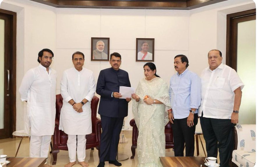 सुनेत्रा पवार ने बड़े बेटे पार्थ, NCP नेता सुनील तटकरे, प्रफुल्ल पटेल, हसन मुश्रीफ के साथ CM से मुलाकात की।
