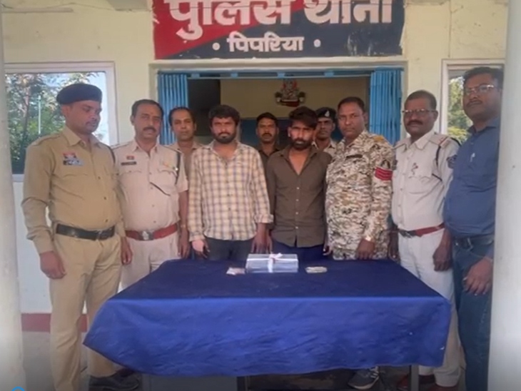 ग्रामीणों की सूचना पर पहुंची पुलिस ने दोनों बदमाशों को पकड़ लिया है।