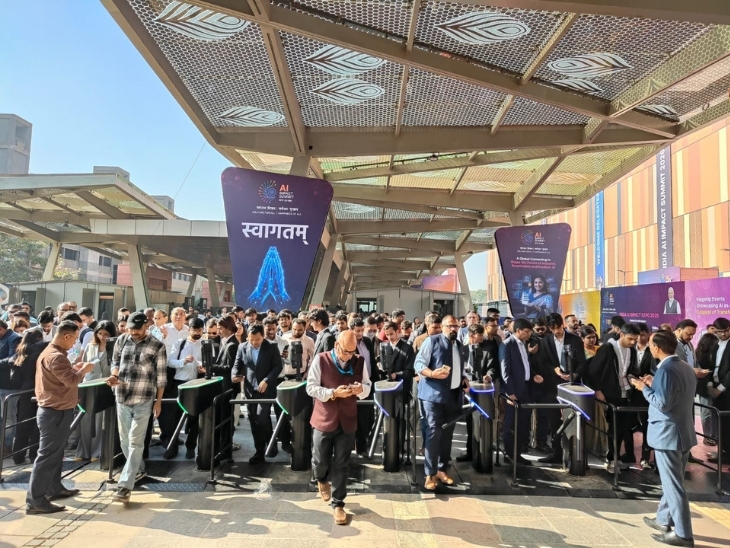 पीएम मोदी के आने से पहले फाउंडर्स और एग्जिबिटर्स को वेन्यू में एंट्री के लिए घंटों लाइन में खड़े रहना पड़ा।