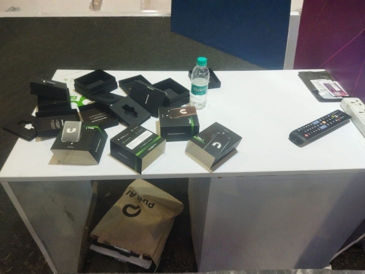 AI समिट में लगे एक्सपो में VIP मूवमेंट के दौरान कुछ स्टॉल्स पर गैजेट चोरी हो गए।