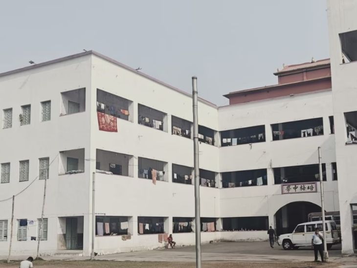 कोलकाता के चाइना टाउन में इसी चीनी भाषा के स्कूल में रह रहे हैं CISF जवान।