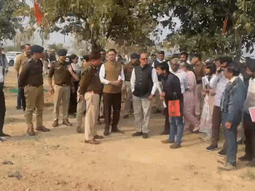 अधिकारियों के द्वारा संबंधित विभागों को अपनी-अपनी जिम्मेदारियां सौंप दी गई है।