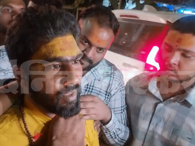 उसने पहले हिंदू नाम बताया, लेकिन सख्ती करने पर अपना नाम जफर खान स्वीकार किया।