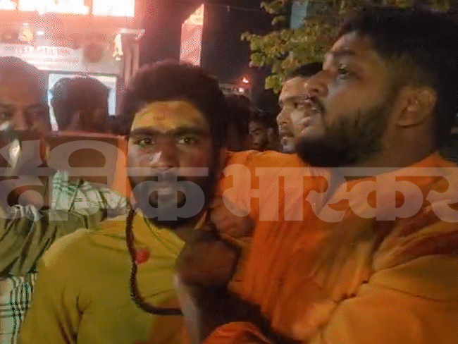 होटल के बाहर धोती-कुर्ता पहने जफर खान को पकड़ लिया।