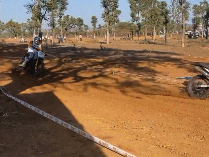 दोपहर के मोटोक्रॉस में ट्रैक और भी चुनौतीपूर्ण हो गया।