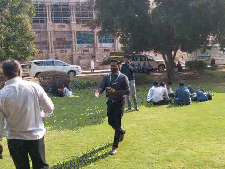 राजस्थान हाईकोर्ट जोधपुर को धमकी के बाद खाली करवाया गया। बम डिस्पोजल स्क्वायड और डॉग स्क्वायड की टीम चप्पे-चप्पे की तलाशी ले रही है।