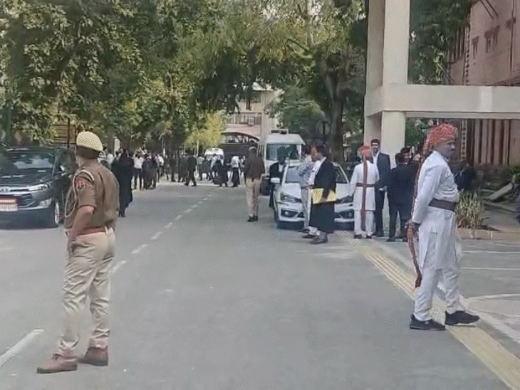 जयपुर बेंच को भी धमकी के बाद खाली करवाया गया। यहां भी सर्च चल रहा है।