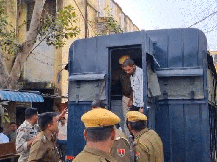 बख्तरबंद वाहन और भारी पुलिस जाब्ते के साथ दोनों को एसीजेएम कोर्ट-1 में पेश किया गया, जहां सुनवाई के बाद कोर्ट ने उन्हें तीन दिन के पुलिस रिमांड पर भेज दिया।