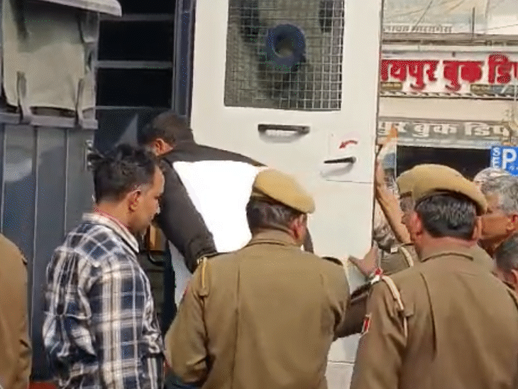 कोर्ट से तीन दिन का रिमांड मिलने के बाद आरोपियों को बख्तरबंद गाड़ी में बैठाती हुई पुलिस।