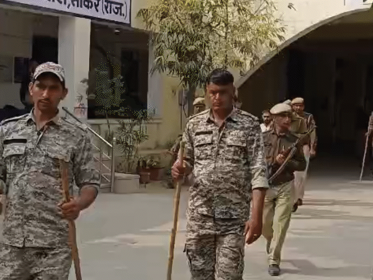 सीकर के चर्चित मनीष भामू हत्याकांड में उद्योग नगर थाना पुलिस ने मुख्य आरोपी रविंद्र कटेवा और पंकज रूलानिया को कड़ी सुरक्षा के बीच कोर्ट में पेश किया।