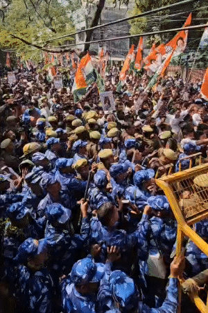 लखनऊ में कांग्रेस ऑफिस के बाहर कार्यकर्ताओं और पुलिस की झड़प हो गई। जमकर धक्का-मुक्की हुई।स्