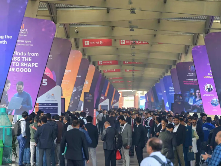 AI समिट के पहले दिन भारी भीड़ देखी गई। एंट्री गेट्स पर डेलीगेट्स, स्टार्टअप फाउंडर्स और स्टाफ की लंबी लाइनें नजर आईं।