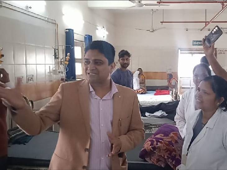 वायरल वीडियो के बाद एमवाय अस्पताल में सख्ती:  दीवारों पर फफूंद, गंदगी; सुपरिटेंडेंट, भवन अधिकारी को नोटिस, ‌BVG पर 25 हजार का जुर्माना – Indore News