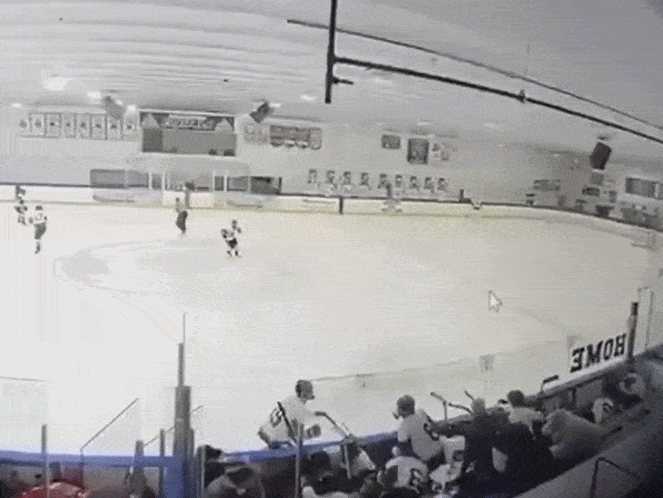 गोलीबारी के बाद लोग और प्लेयर्स भागते नजर आते हैं।