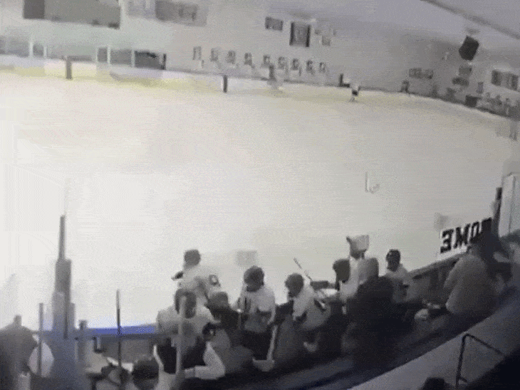 सीसीटीवी में नजर आ रहा है कि लोग बाउंड्री फांदकर भाग रहे हैं।