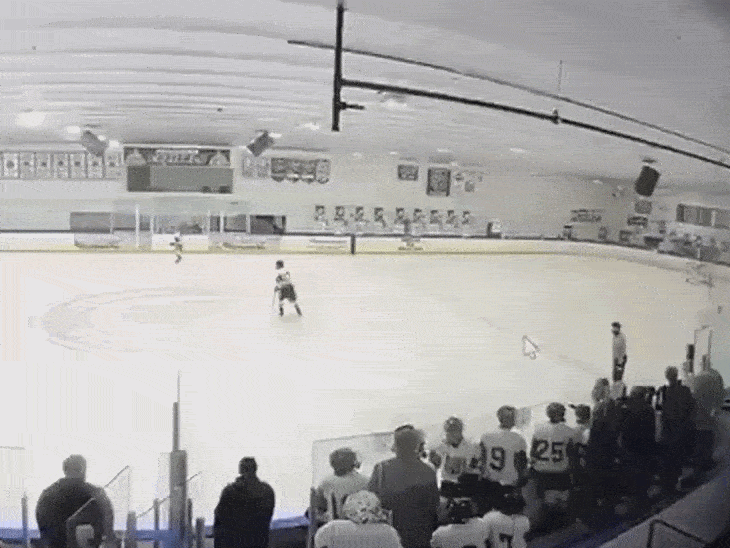 सीसीटीवी वीडियो में दिखता है कि दाईं तरफ से गोलीबारी होती है, लोग घबरा जाते हैं।