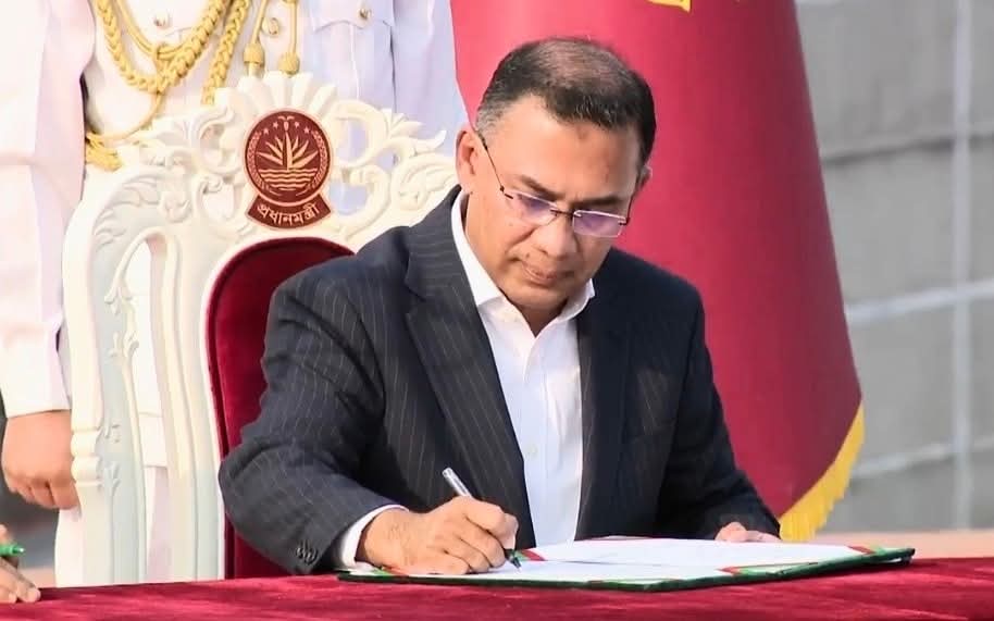 बांग्लादेश में 35 साल बाद कोई पुरुष प्रधानमंत्री बना है।