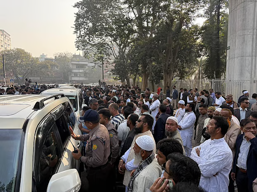 जीते हुए सांसद शपथ समारोह के लिए संसद भवन के साउथ प्लाजा में सरकारी गाड़ियों से पहुंचते हुए।