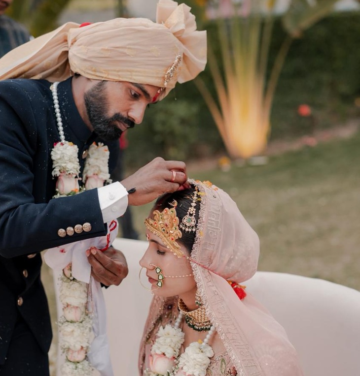 सोनिका की मांग में सिंदूर भरते सुमित।