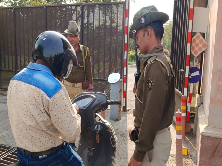 पहचान-पत्र चेक कर ही अंदर जाने देते पुलिसकर्मी।