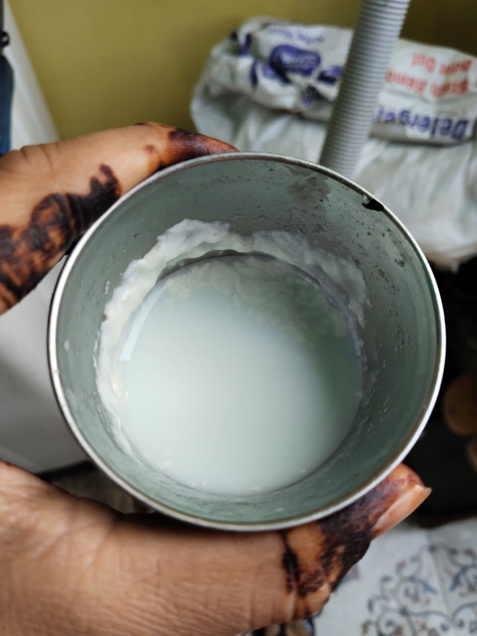 रात को दूध में नींद की गोलियां मिलाकर पति और देवर को दे दी।