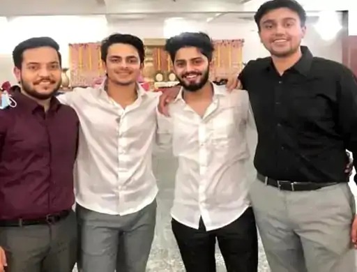 ईशान किशन (बाएं से दूसरे) अपने दोस्त यशस्वी (बाएं से तीसरे) के साथ।