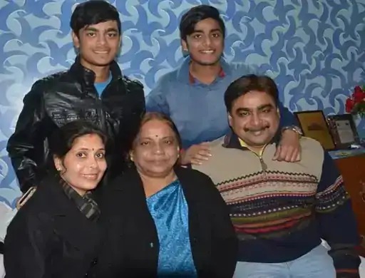 ईशान किशन (ऊपर बाएं) अपने बड़े भाई राज (बाएं), नीचे बाएं से मां-दादी और पिता के साथ।