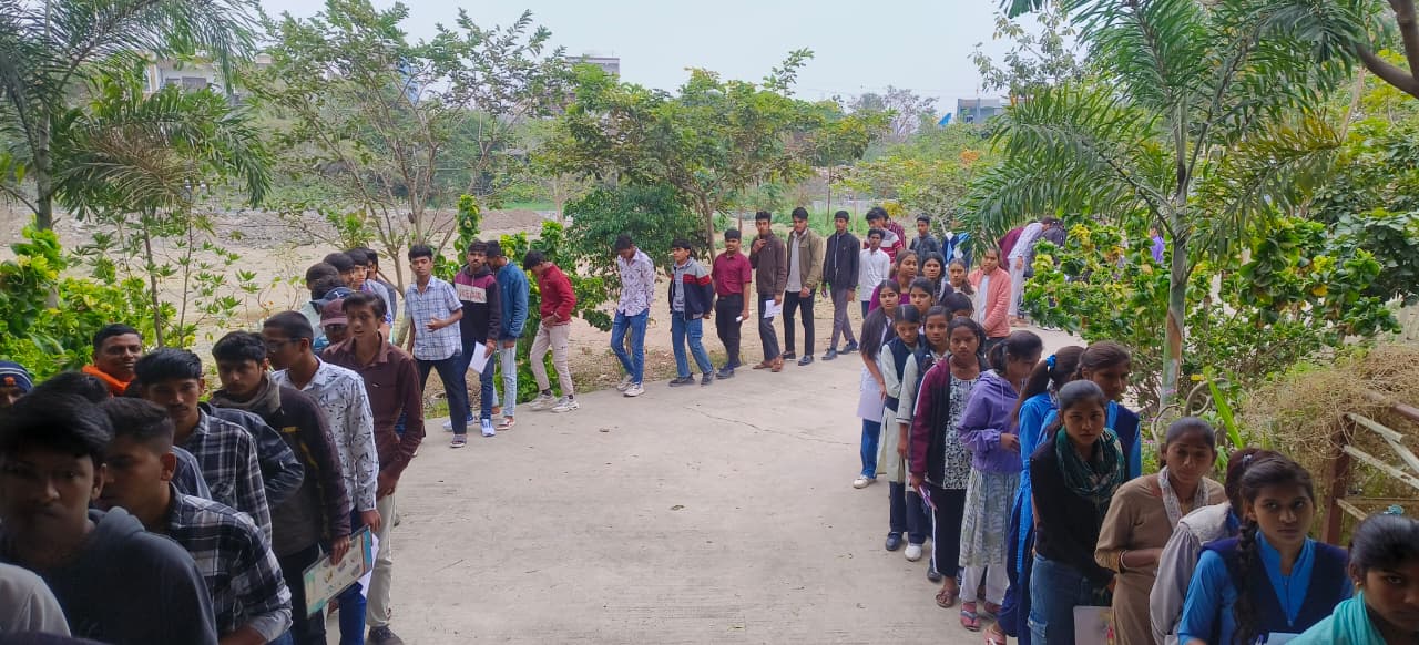 सांदीपनी विनोबा हायर सेकंडरी स्कूल केंद्र पर लगी परीक्षार्थियों की लाइन।