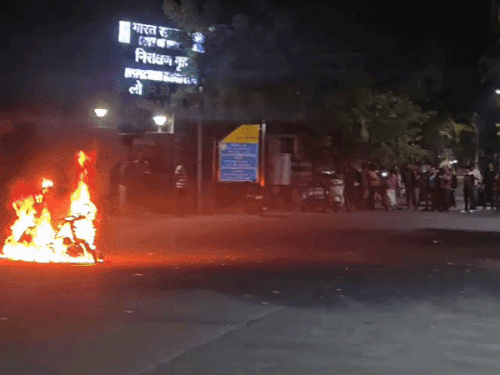 मौके पर जमा हुई लोगों की भीड़।