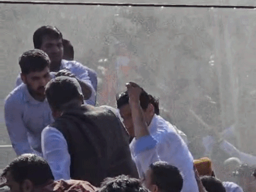 वाटर कैनन के इस्तेमाल के बाद सांसद दीपेंद्र हुड्‌डा, वरुण मौलाना और अन्य बैरिकेड्स पर चढ़ गए।