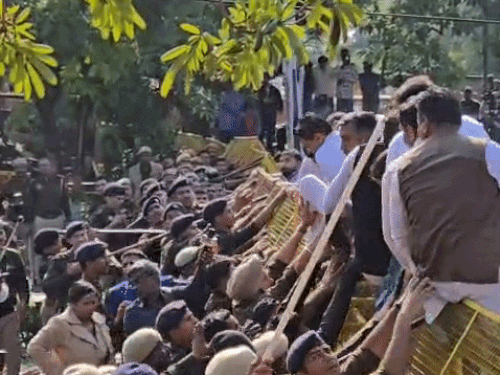 बैरिकेडिंग से नीचे कूदते सांसद दीपेंद्र हुड्‌डा।