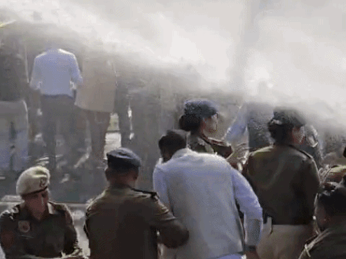 कांग्रेस कार्यकर्ताओं पर वाटर कैनन का इस्तेमाल करती पुलिस।