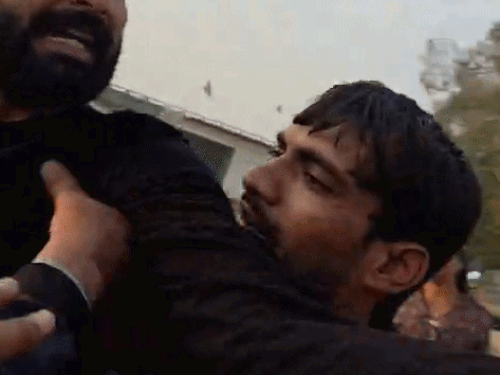 ALM के साथ मारपीट करता युवक।