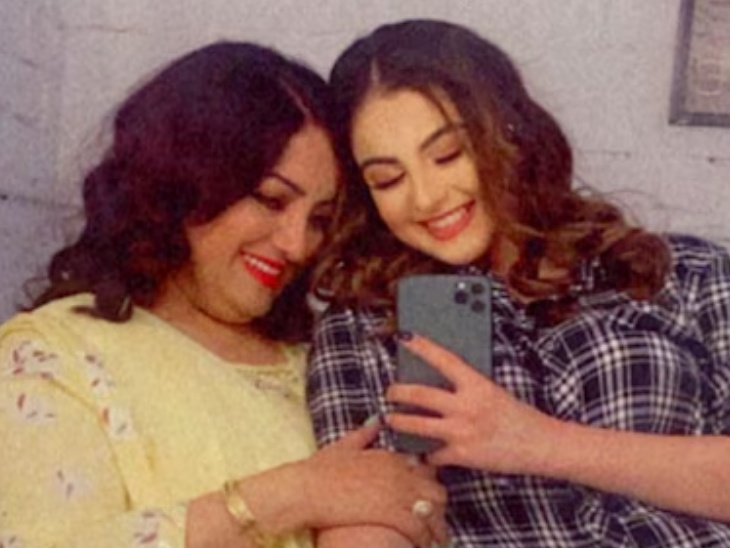 मां वनीता के साथ तुनिषा की तस्वीर।