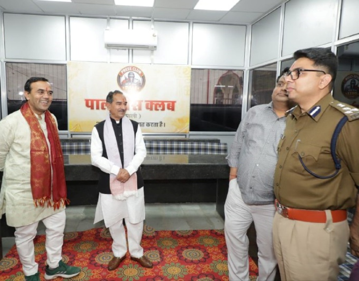 पाली कलेक्ट्रेट परिसर में बनी मीडिया गैलेरी का अवलोकन करते हुए भाजपा प्रदेशाध्यक्ष राठौड़, जिला कलेक्टर एलएन मंत्री, डीआईजी आदर्श सिधु और भाजपा जिलाध्यक्ष सुनील भंडारी।