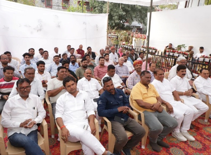 पाली के कलेक्ट्रेट परिसर में बनी मीडिया गैलेरी का लोकार्पण के दौरान मौजूद शहरवासी और जनप्रतिनिधि, मीडियाकर्मी।