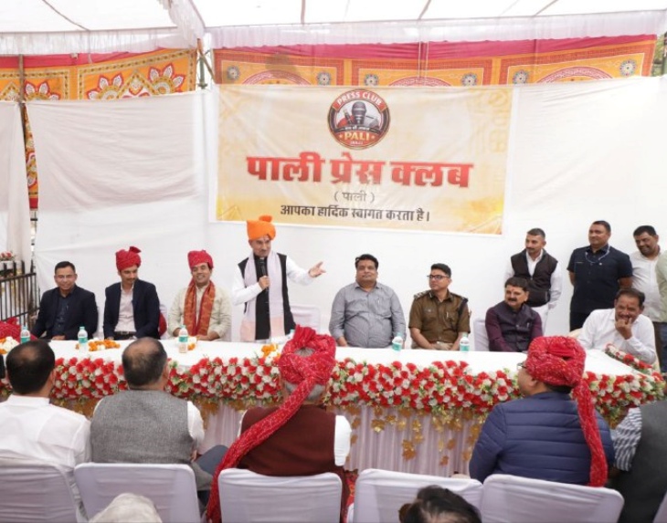 पाली के कलेक्ट्रेट परिसर में बनी मीडिया गैलेरी का लोकार्पण समारोह को संबोधित करते हुए भाजपा प्रदेशाध्यक्ष मदन राठौड़।