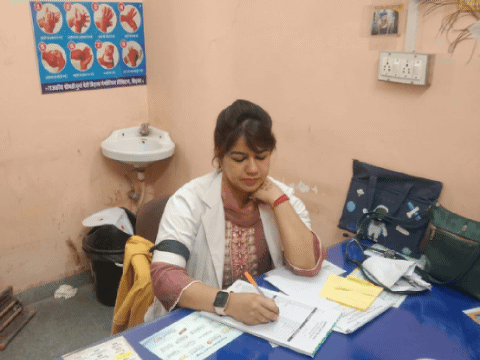 काली पट्टी बांधकर किया काम