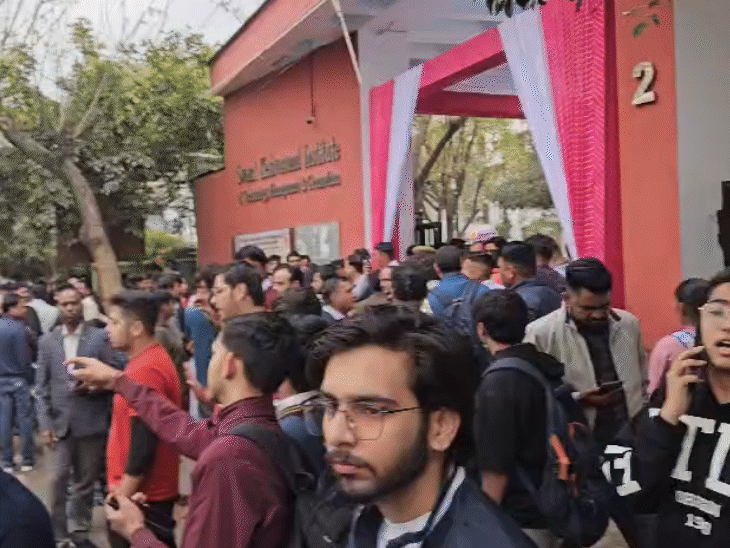 बस ब्लास्ट की धमकी भरे ई-मेल से स्डूटेंड कॉलेज गेट के पास इकट्ठा हो गए।