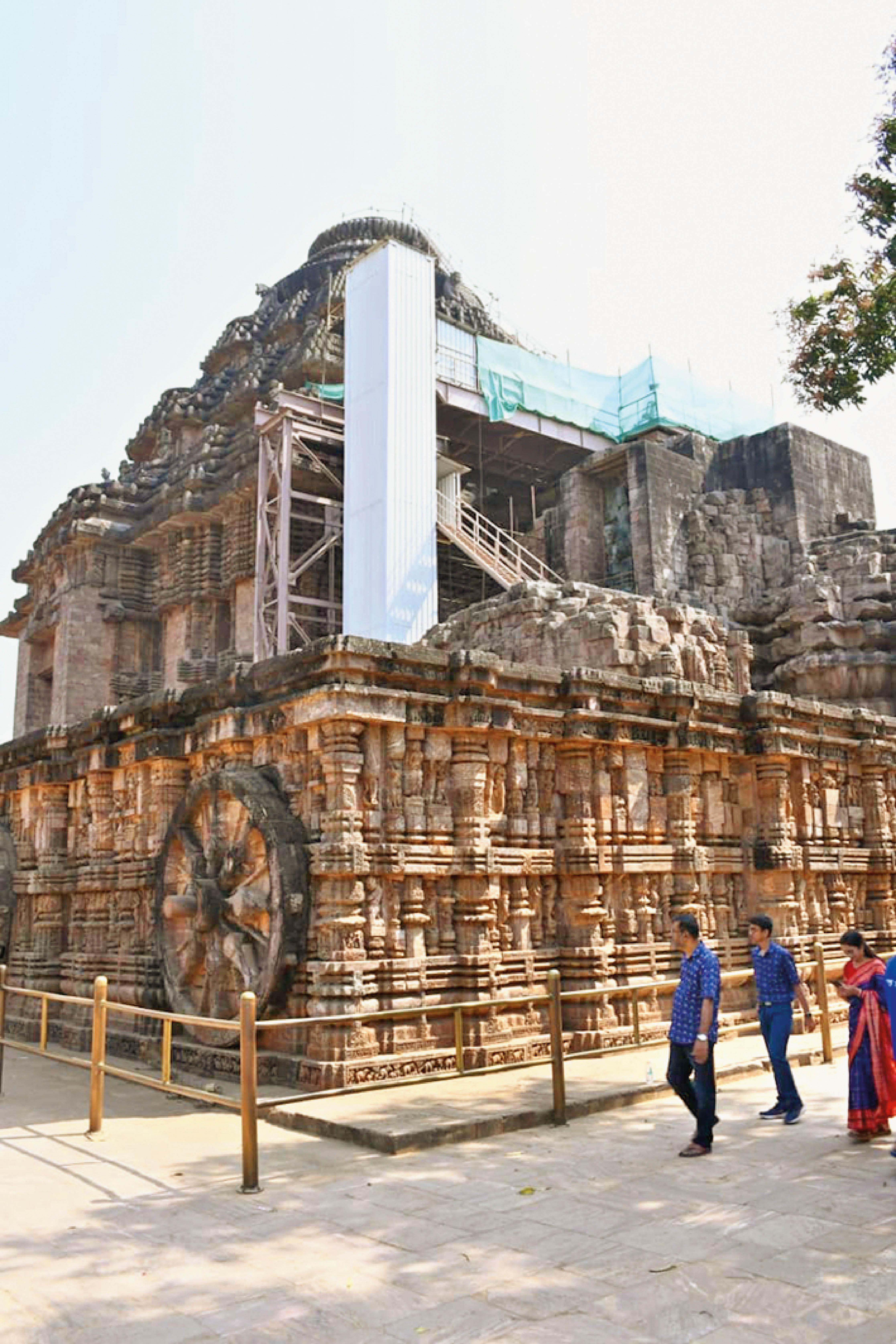 मंदिर में 80 फीट ऊंचाई पर इस तरह ढांचा बनाकर ड्रिल किया जा रहा है।