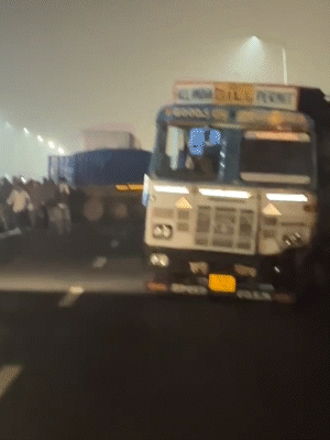 सूचना मिलते ही शाहपुरा पुलिस और दमकल की गाड़ियां मौके पर पहुंचीं।