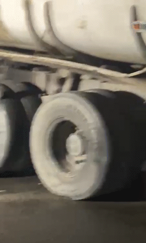 केमिकल से भरा ट्रक कंट्रोल से बाहर हो गया और पलट गया। ट्रक से केमिकल लीक होता रहा।