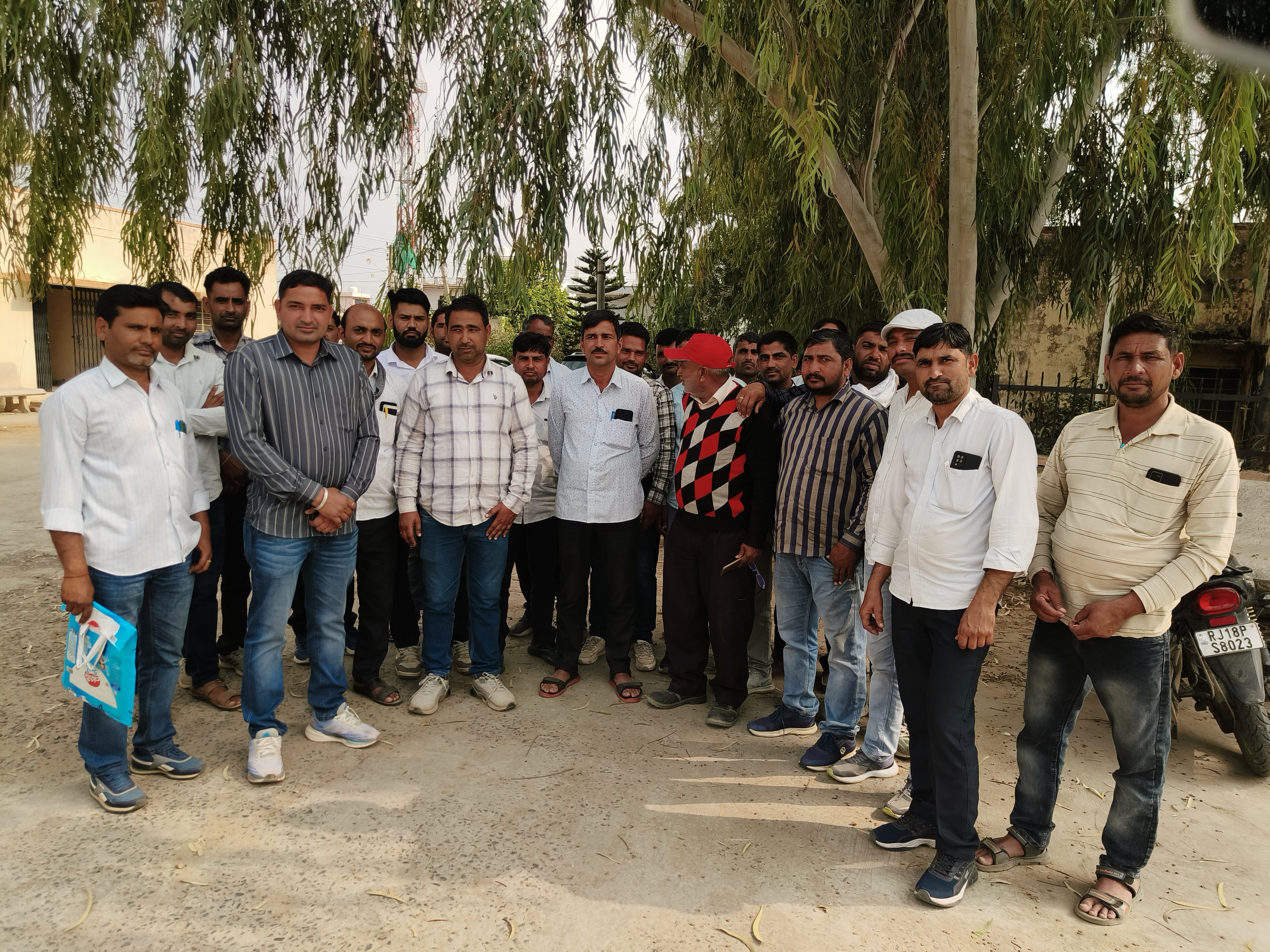 बिजली कर्मचारियों ने सहायक अभियंता कार्यालय पर प्रदर्शन किया।