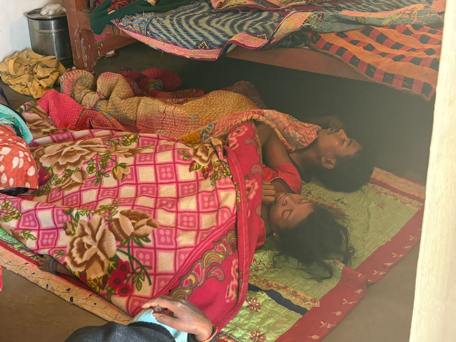 परिवार जमीन पर सोया था, पुलिस शवों का पंचनामा कर पोस्टमॉर्टम के लिए भिजवा दिया है।